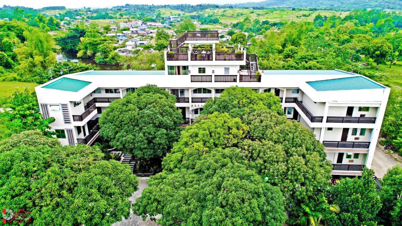 Villa Esmeralda Bryan'S Resort Hotel And Restaurant Palayan City Buitenkant foto