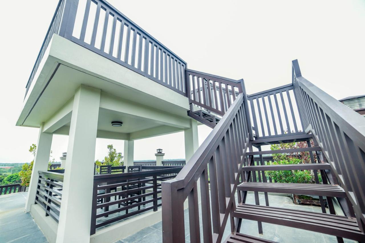 Villa Esmeralda Bryan'S Resort Hotel And Restaurant Palayan City Buitenkant foto
