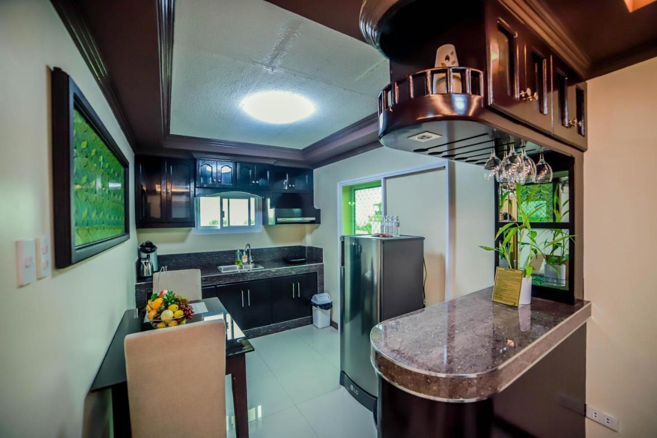 Villa Esmeralda Bryan'S Resort Hotel And Restaurant Palayan City Buitenkant foto
