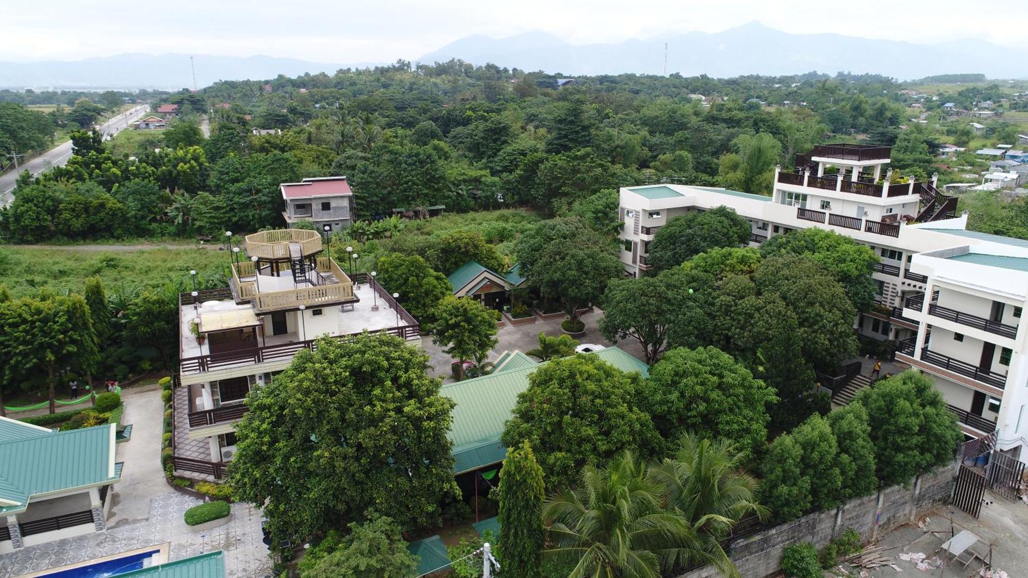 Villa Esmeralda Bryan'S Resort Hotel And Restaurant Palayan City Buitenkant foto