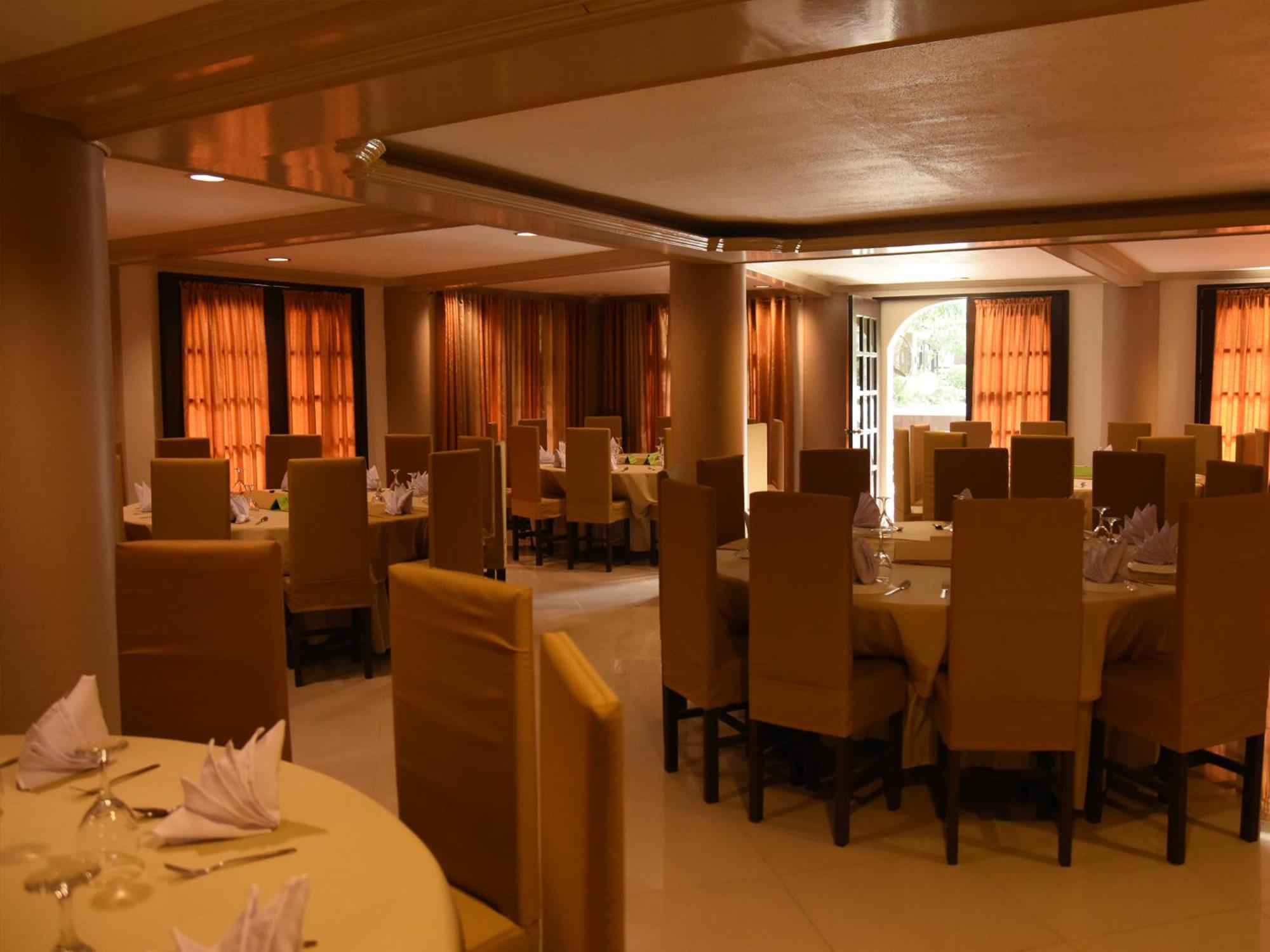 Villa Esmeralda Bryan'S Resort Hotel And Restaurant Palayan City Buitenkant foto
